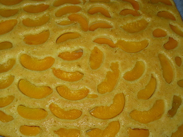 Pyragas su konservuotais persikais