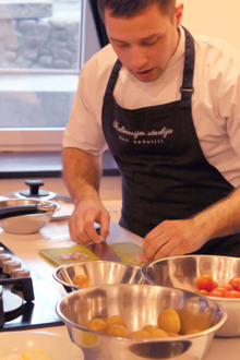 Virtuvės šefas Justinas Murnikas demonstruoja kaip paprastai ir smulkiai supjaustyti svogūną 
