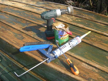 Įrankiai ir medžiagos medinei valčiai paruošti žvejybos sezonui