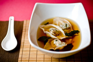Dàn Huā Tāng (vištienos sultinio sriuba su kiaušiniais ir pagardinta druska pipirais, svogūnų laiškais, o kartais ir tofu varške)