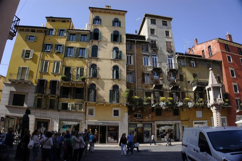 Pagrindinė miesto gatvė Via Giuseppe Mazzini, kurioje galima ne tik apsipirkti, bet ir tiesiog pasigrožėti