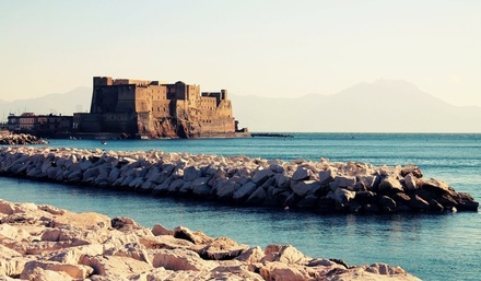 Vaikštant jūros pakrente Neapolyje, pamatysite Kiaušinių pilį „Castel dell'ovo“. 