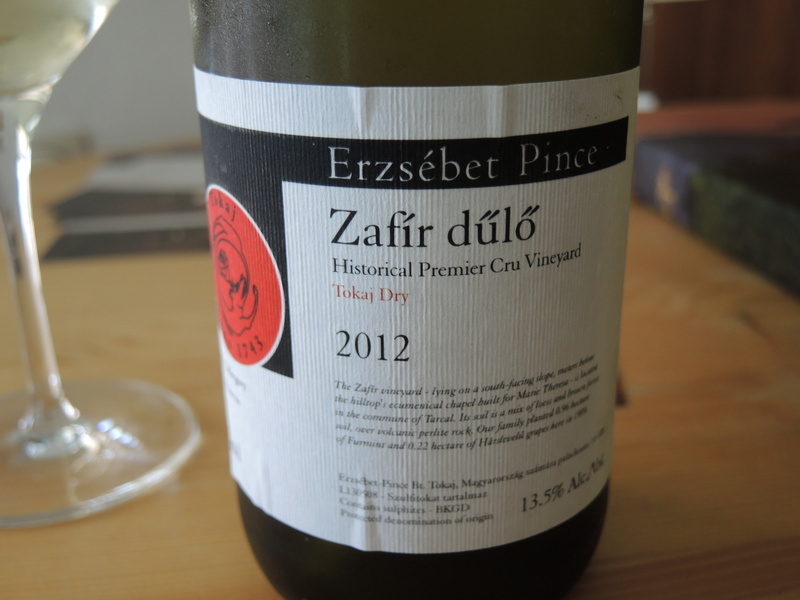 Vyno etiketė, kurioje matomas konkretaus vynuogių lauko pavadinimas Zafir. „Erzsebet" vyninės „Furmint" vynas.