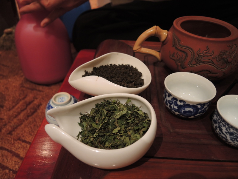 Ožkarožės arbata Cha he inde skirtame pajusti aromatą. Indas imamas į delnus ir priglaudžiama prie veido.