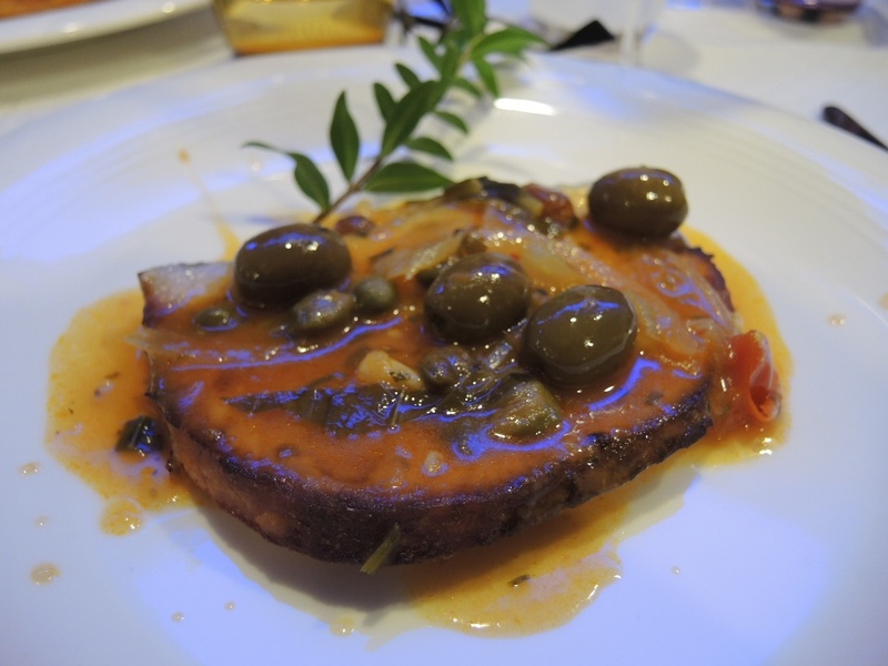 Kardžuvės steikas su saldžiarūgščiu padažu iš restorano Le 2 Isole.