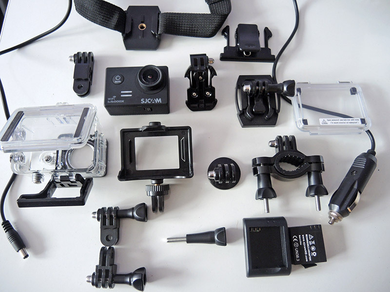 SJ5000X Elite veiksmo kameros tvirtinimo elementų pasirinkimas standartiniame komplektavime buvo pats didžiausias tarp tų kamerų, iš kurių rinkausi.