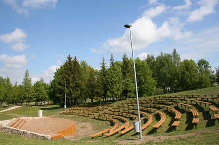 Amfiteatras įkurtas vienoje iš didžiausių parko smegduobių