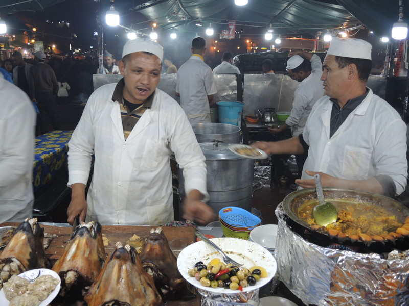 Avių galvų patiekalas Jamaa el Fna naktiniame turguje