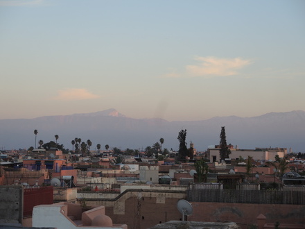 Gražiausios Maroko vietos, vakarėjantis Marokešas su vaizdu į Atlaso kalnus