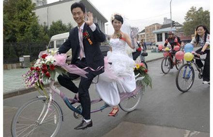 Pasivažinėjimas dviračiais suteikia papildomo originalumo vestuvėms