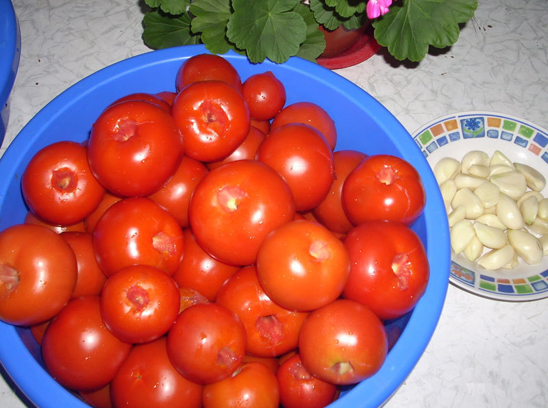 Pomidorai konservavimui savo sultyse