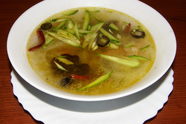 Kinietiška sriuba su baltaisiais ir juodaisiais grybais
