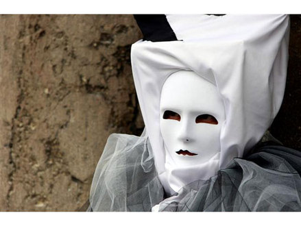 Kartais kaukės atrodo tokios tragiškos | Reuters/Scanpix