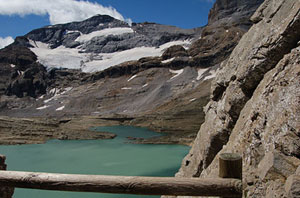 Vaizdas nuo aukščiausiai pastatytos Pirėnų trobelės Refugio de Tucarroya (2660 m). Tiesiai - Monte Perdido, apačioje - ežeras Lago de Marboré