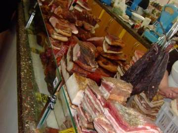 Pagrindinis mėsos gaminių prekystalis