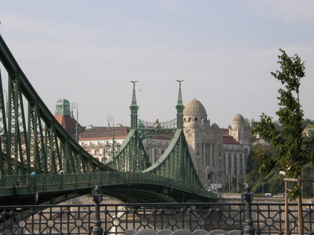 Laisvės tiltas už kurio matomas Gelerto viešbutis ir terminės pirtys