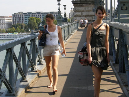 Budapešto merginos ant Grandininio  tilto