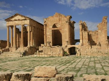 Tuniso Sbeitlos forume stūksančios trys šventyklos - unikalus statinys iš romėnų epochos