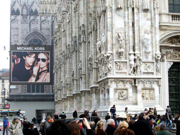 Michael Kors reklama ant katedros sienų