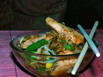 Kinietiška vištiena su ryžiais ir daržovėmis