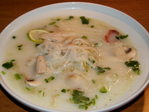 Tailandietiška ryžių makaronų sriuba su vištiena