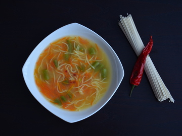 Aštri tailandietiška ryžių makaronų sriuba